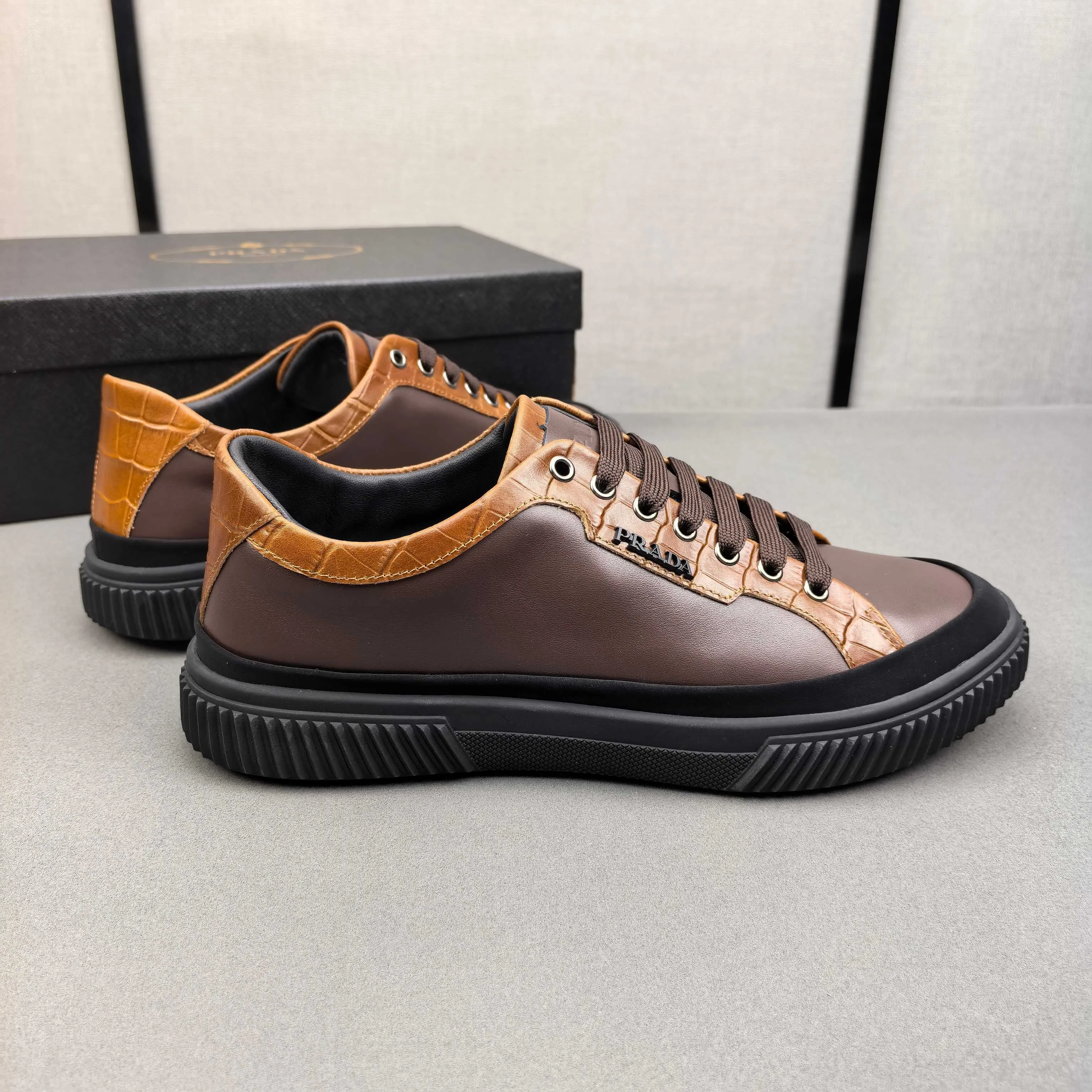 PP400👟👟👟Prada set off the audience! Prada, an international brand that is constantly innovating, this men's casual shoe, the original version, made of cowhide leather at a ratio of one to one at the store, with leather feet and rubber non-slip outsole, breathable and comfortable, quality speaks for itself👄38-44